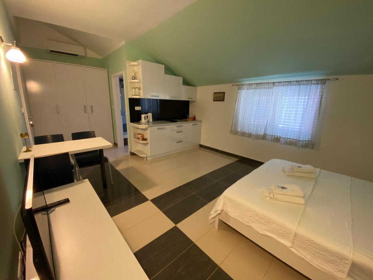 Apartments Villa Lora Kraj  Exteriör bild
