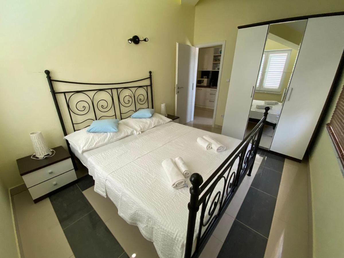 Apartments Villa Lora Kraj  Exteriör bild